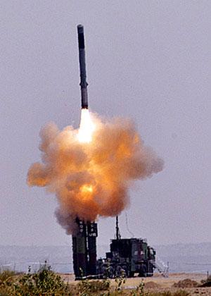 India successfully test fired a new version of its supersonic surface-to-surface cruise missile BrahMos at Pokhran in the deserts of the western Indian state of Rajasthan, March 29,2009.(Xinhua/AFP Photo)