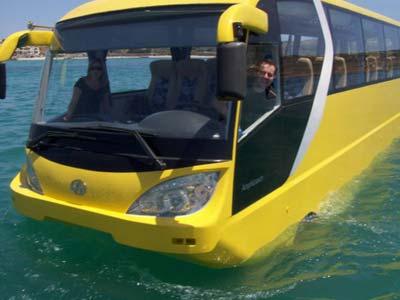 The world's first amphibious coach travels in the water in Rotterdam, the Netherlands, in this undated picture released by Splash News. [CFP]
