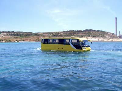 The world's first amphibious coach travels in the water in Rotterdam, the Netherlands, in this undated picture released by Splash News. [CFP]
