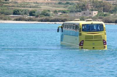 The world's first amphibious coach travels in the water in Rotterdam, the Netherlands, in this undated picture released by Splash News. [CFP]