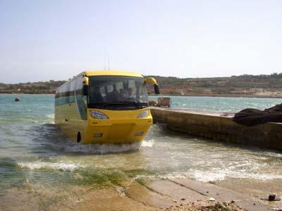 The world's first amphibious coach travels in the water in Rotterdam, the Netherlands, in this undated picture released by Splash News. [CFP]