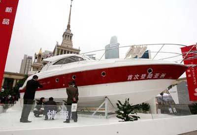People visit a luxury yacht during the opening day of the 2009 China (Shanghai) International Boats Show on the Huangpu River in east China's Shanghai municipality, April 16, 2009. The four-day boats exhibition attracts over one hundred luxury yachts and 300 exhibitors. (Xinhua photo)