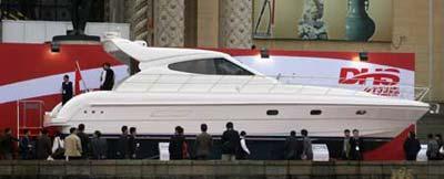 People visit a luxury yacht during the opening day of the 2009 China (Shanghai) International Boats Show on the Huangpu River in east China's Shanghai municipality, April 16, 2009. The four-day boats exhibition attracts over one hundred luxury yachts and 300 exhibitors. (Xinhua photo)