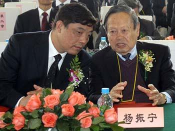 Yang Chen-Ning (R) listens carefully with the illustrations of the high-tech achievements exhibited. (Photo: CRIENGLISH.com)