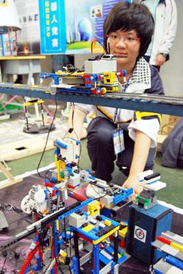 Li Wanyu, a contestant of No. 1 Middle School in Jingjiang, competes during the Juvenile Robot Contest of Fujian Province in Putian City, southeast China's Fujian Province, April 26, 2009. More than 400 juvenile contestants took part in the competitions of five categories.(Xinhua photo)