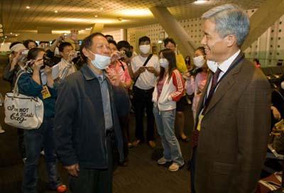 Chinese ambassador to Mexico Yin Hengmin (R) says good-bye to Chinese citizens waiting for boarding at Benito Juarez international airport in Mexico City, capital of Mexico, May 5, 2009. A total of 79 Chinese citizens left Mexico City early Tuesday aboard a chartered flight sent by the Chinese government. The plane took off from Mexico City, heading towards Tijuana, northern Mexico, to lift 20 more Chinese before returning to China. (Xinhua Photo)