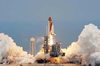 Space shuttle Atlantis lifts off on a mission to NASA's Hubble Telescope from its launch pad at the Kennedy Space Center in Cape Canaveral, Florida May 11, 2009.(Xinhua/AFP Photo)