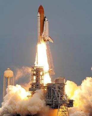 Space shuttle Atlantis lifts off on a mission to NASA's Hubble Telescope from its launch pad at the Kennedy Space Center in Cape Canaveral, Florida May 11, 2009.(Xinhua/AFP Photo)