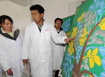 Teacher Migmar (C) explains to students principles of Tibetan medicine at the College of Tibetan Medicine in Lhasa, capital of southwest China's Tibet Autonomous Region, April 8, 2008. As the only institute in China teaching Tibetan medicine, the college has trained more than 1,600 specialists in Tibetan medicine since its establishment in 1989. (photo from Xinhua ) 
