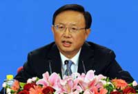 Yang Jiechi contesta a preguntas de periodistas chinos y extranjeros en la conferencias de prensa